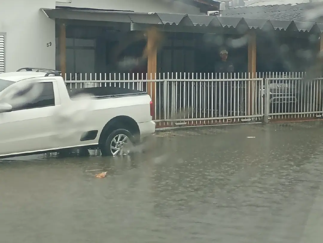 (VÍDEO) Chuva intensa provoca alagamento e preocupa moradores na Rua do Concórdia