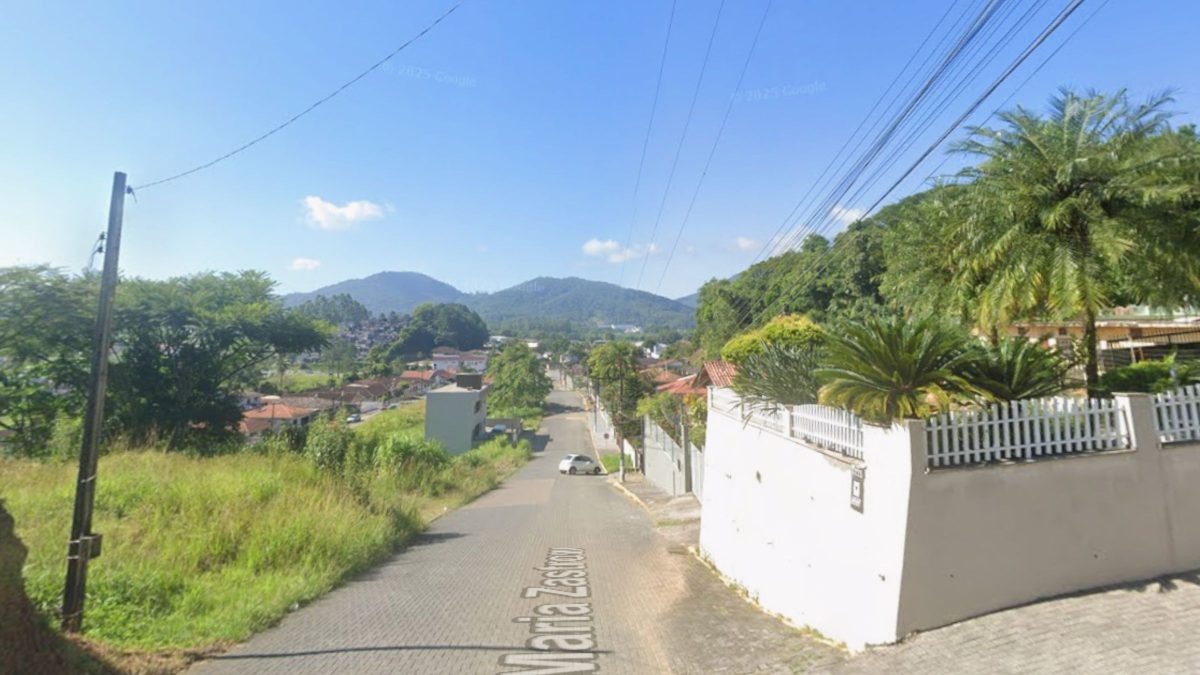 Homem é encontrado morto esfaqueado no pescoço e poça de sangue é achada escondida atrás de sofá em SC
