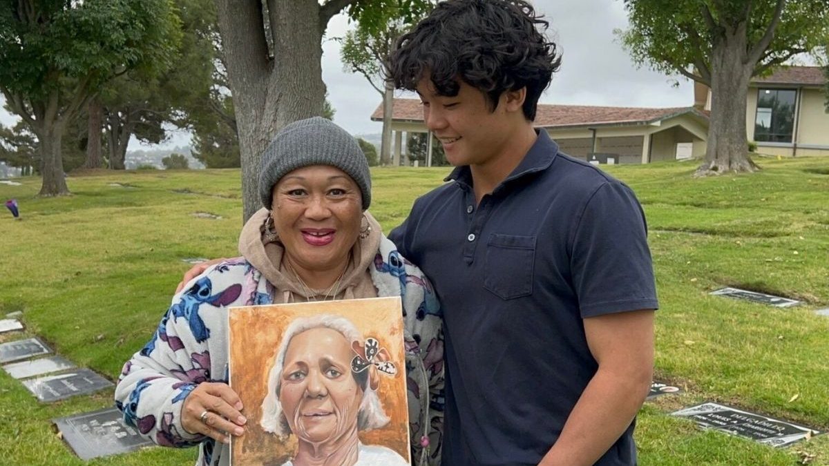 ‘É como se continuasse vivendo no coração’: Ele perdeu a mãe aos 6 anos; aos 17, transforma a própria dor em retratos gratuitos para ajudar famílias em luto