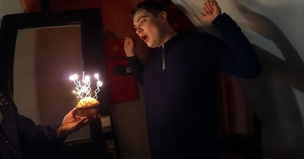 Jovem liga para a emergência pedindo parabéns, e policiais surpreendem ao chegar à casa do rapaz com bolo e velas para festejar a data no plantão da madrugada