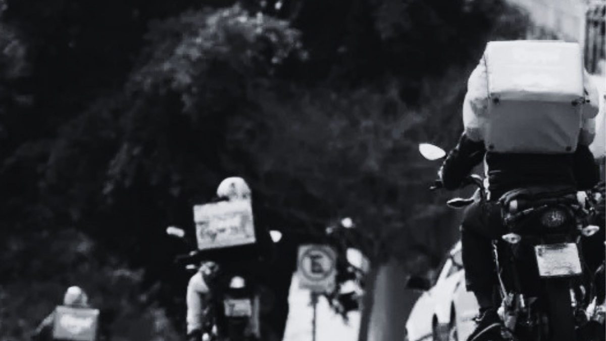 Motoboy é esfaqueado sete vezes após pedir para pedestres saírem do meio da rua em SC