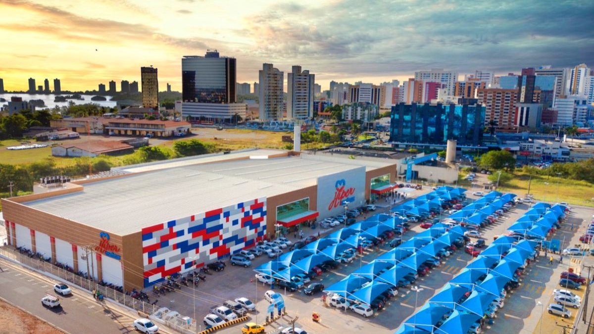 Gigante dos supermercados enfrenta crise, fecha 28 lojas e vê fortuna da família despencar R$ 6,4 bilhões
