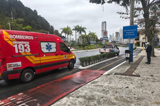 Mulher é atropelada por carro enquanto trafegava de bicicleta na 4ª Avenida