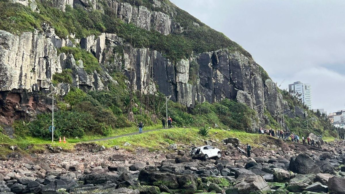 Carro despenca de famoso ponto turístico no RS e homem é resgatado entre as pedras