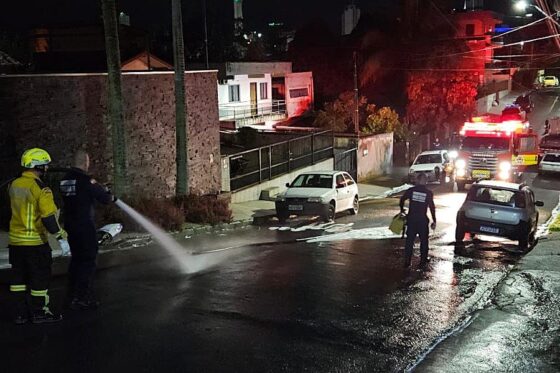 Veículo quebra na Rua Noruega, derrama óleo e deixa pista escorregadia