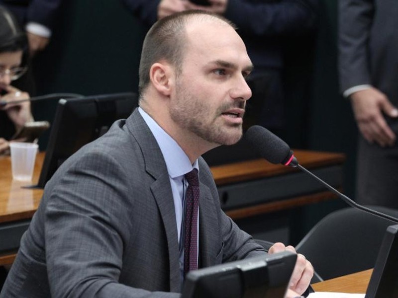 Eduardo Bolsonaro chama ex-comandante da FAB de "covarde" e "escória"