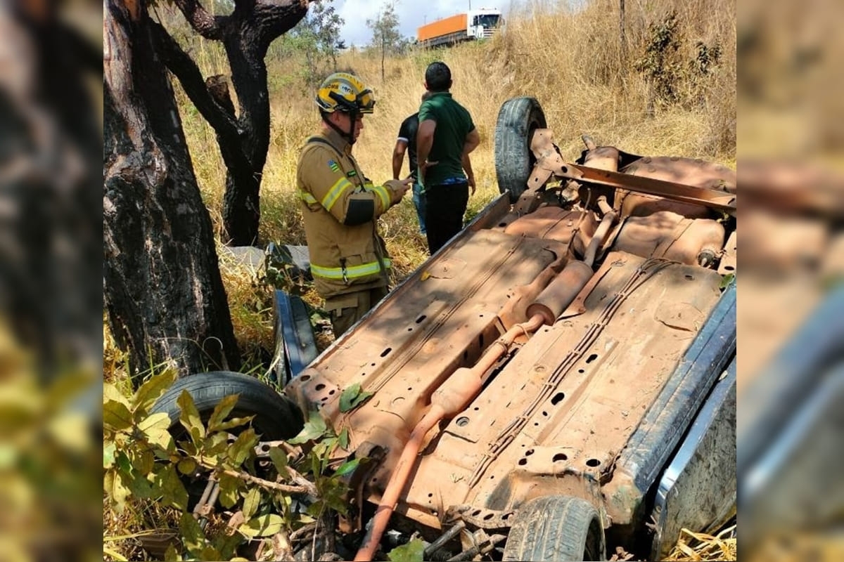 PCDF investiga morte de três jovens após carro cair em ribanceira na BR-070