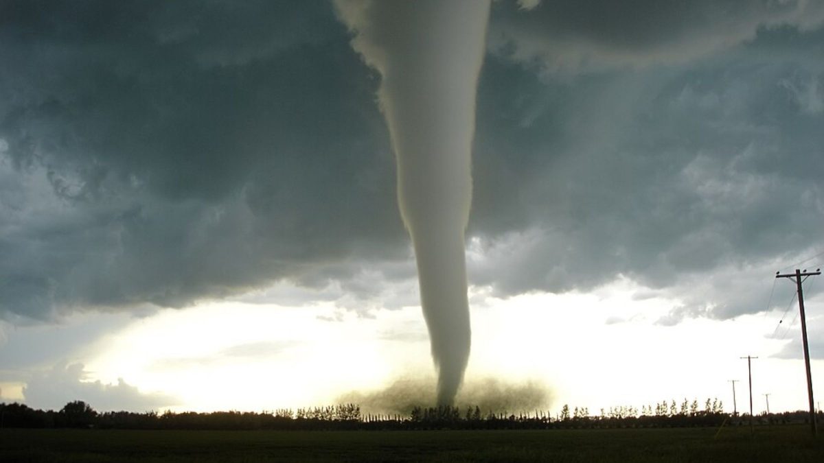 Super El Niño deve intensificar o risco de tornados no Brasil; governo divulga guia com orientações que podem salvar vidas