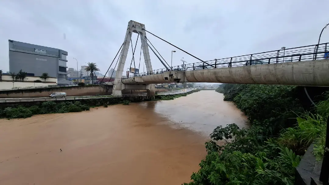 Defesa Civil atende quatro ocorrências após chuvas e mantém Brusque em alerta