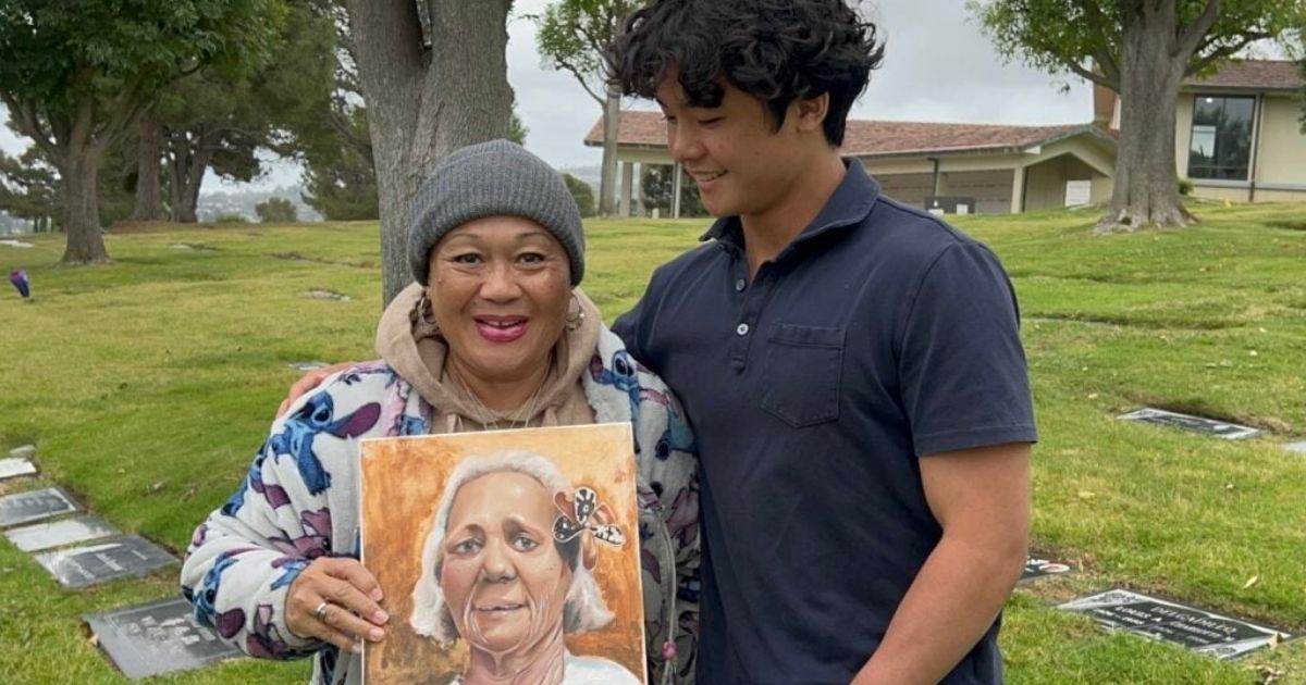 Jovem pinta retratos de pessoas que já morreram após perder a mãe aos 6 anos, mas não imaginava que uma pintura para a babá que perdeu o filho o levaria a abrir uma fundação