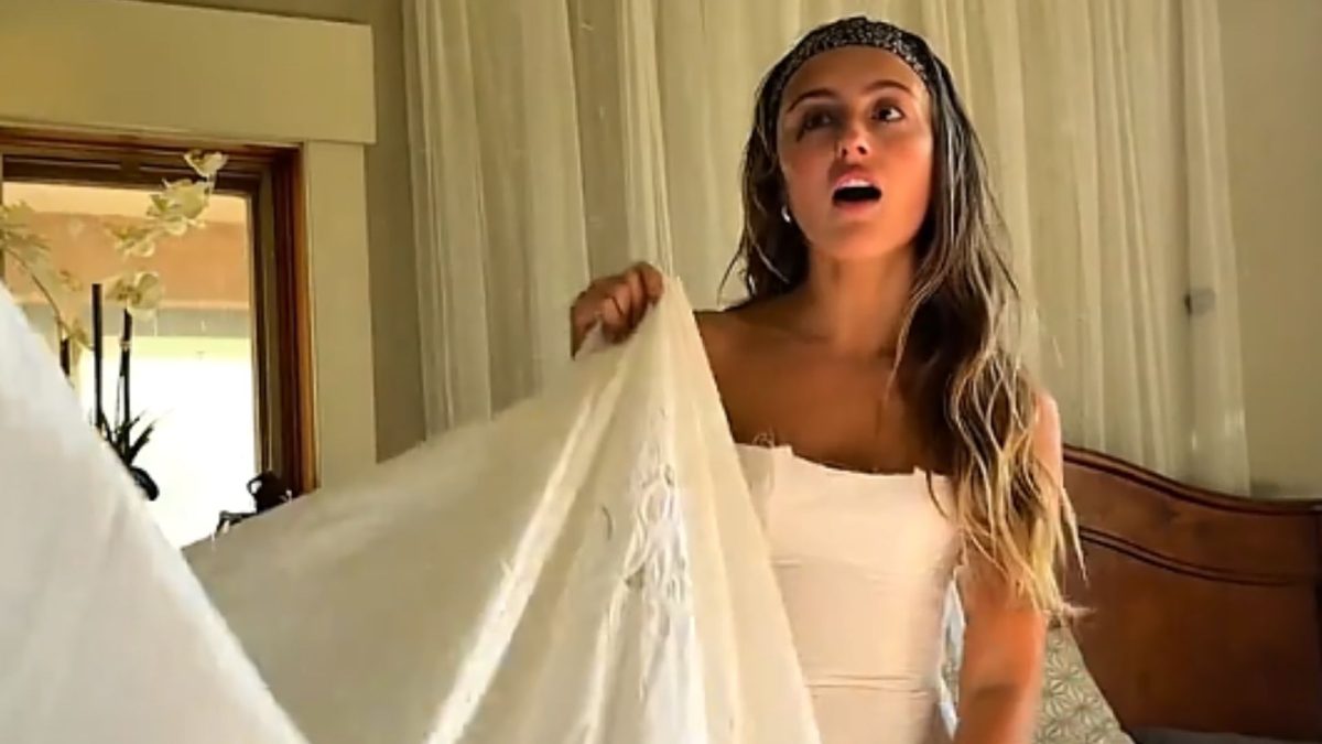 Vestido de R$ 51 mil não era o que ela procurava, então noiva transformou um lençol antigo em seu vestido de casamento com a ajuda da mãe, que costurou um tecido comprado em 1992