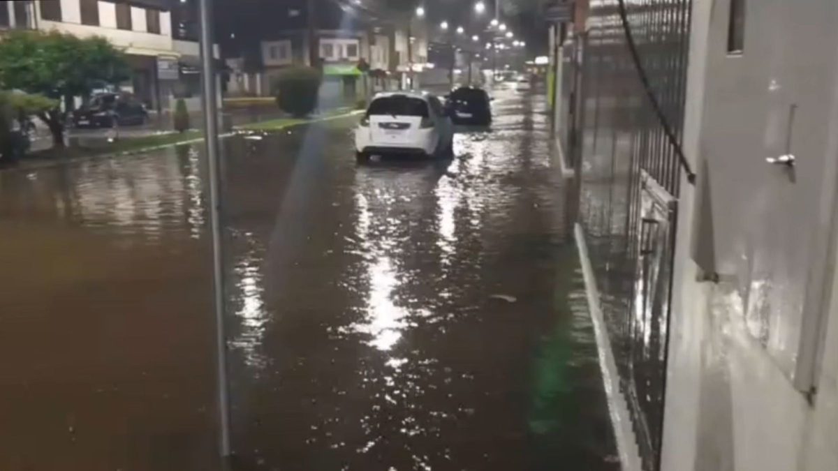 Chuva desaba no Norte de SC, água sobe rápido e alagamentos assustam moradores