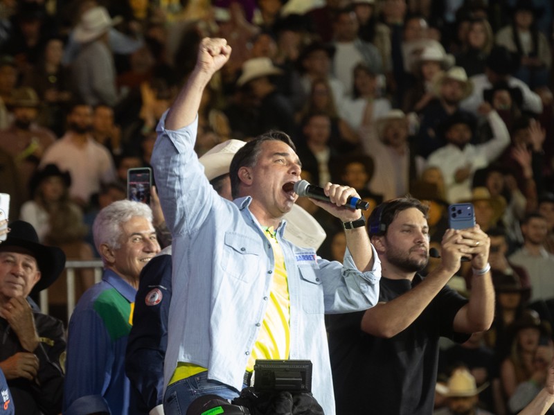 Campanha de Lula pede cassação de Flávio por "showmício" em Barretos