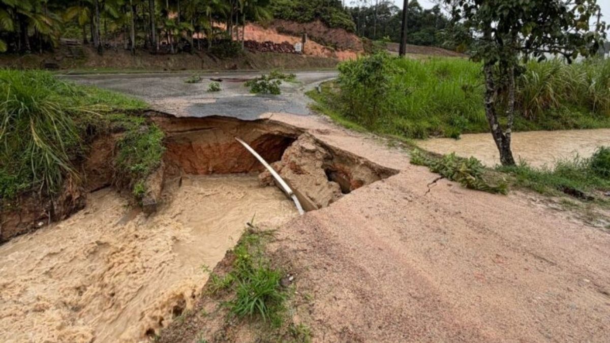 FOTOS: Estrada desaba com a força da chuva e acesso é interditado em SC