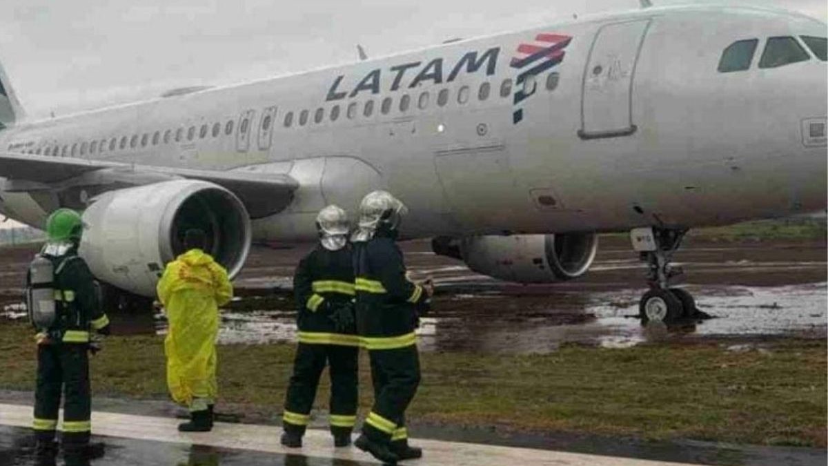 Susto no Paraná: avião da Latam sai da pista e atola na lama durante alerta de tempestade