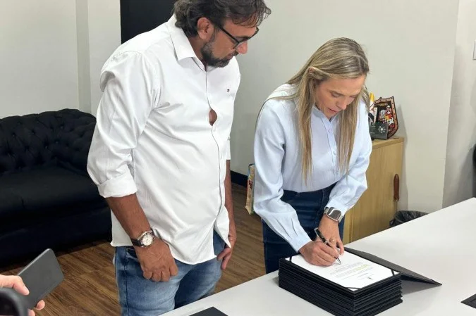 Governadora assina ordens de serviço para realização de obras no Guará