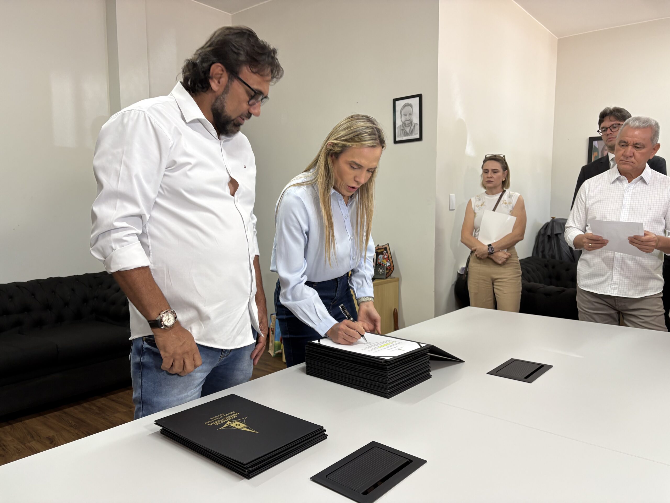 Celina Leão assina ordens de serviço do GDF Na Sua Porta no Guará