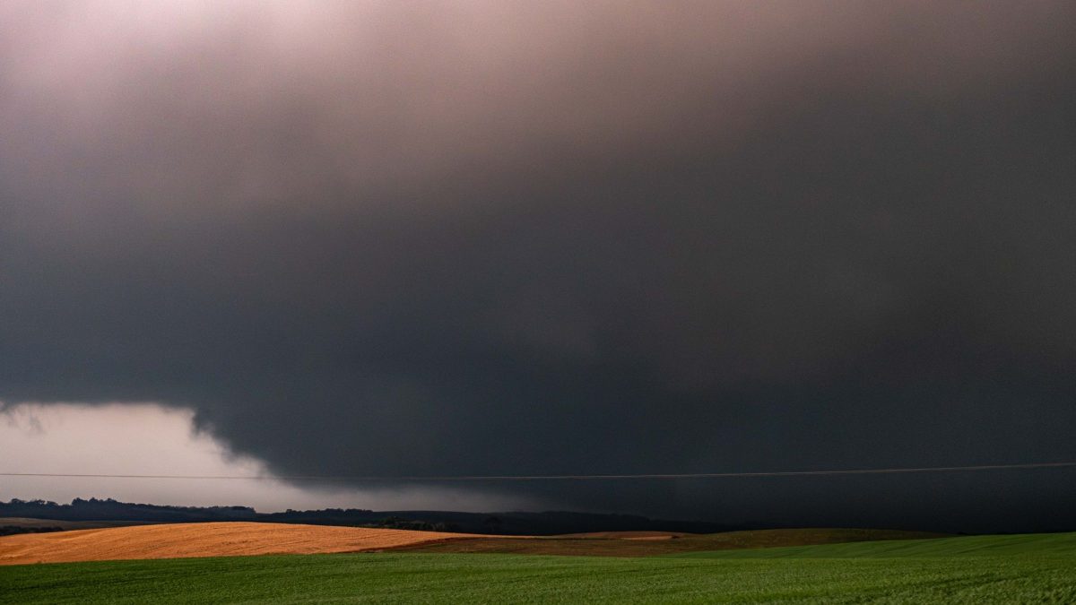 ‘Emoção a mil. É lindo e perigoso’: caçadores de tempestades registram tornado ao vivo em SC em feito inédito no Brasil