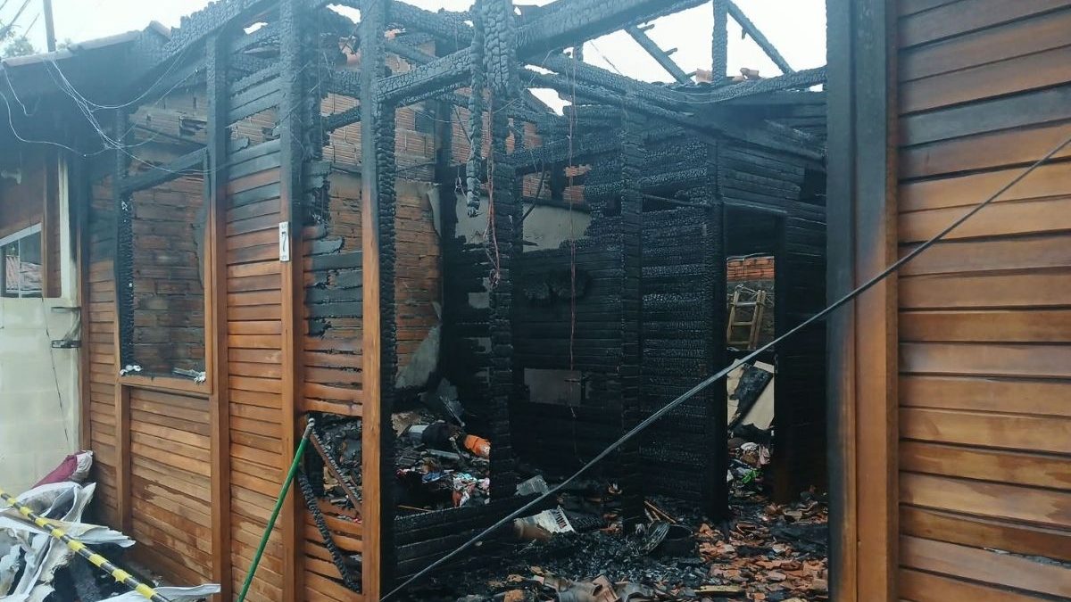 Incêndio provoca destruição e deixa três famílias sem casa em praia de SC após vazamento de gás