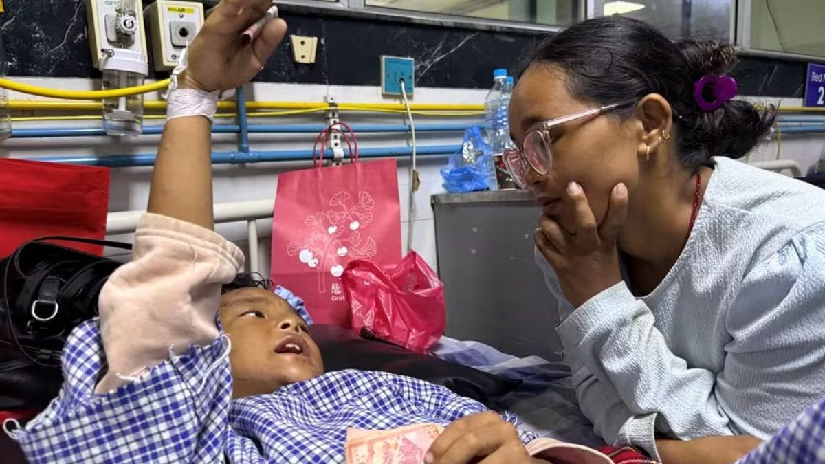 Menino de 8 anos sobrevive a enchente no Nepal ao subir em árvores e reencontra a mãe, após dias sem notícias dos dois filhos, ela temia o pior