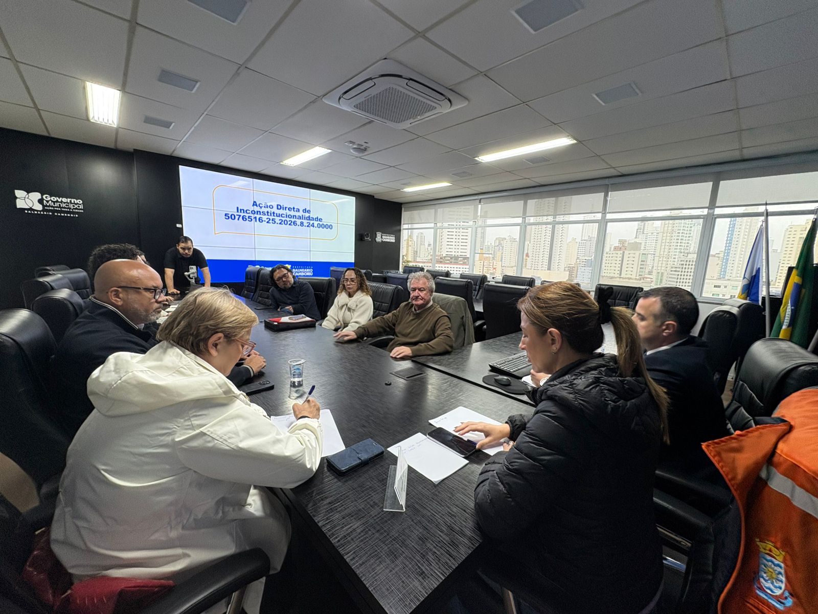 Prefeitura reúne representantes dos servidores para defender incorporação da gratificação de 30% na Educação
