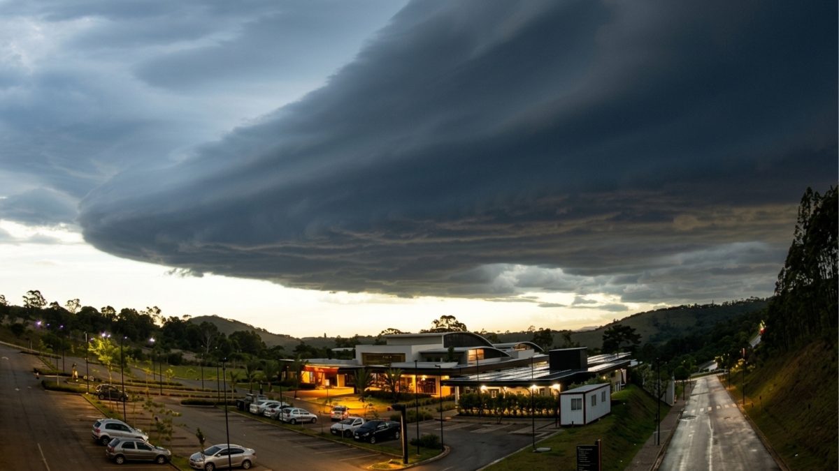 Frente fria ligada a ciclone avança com chuva intensa e temporais nos próximos 2 dias; veja onde pode ter granizo e ventos de até 70 km/h