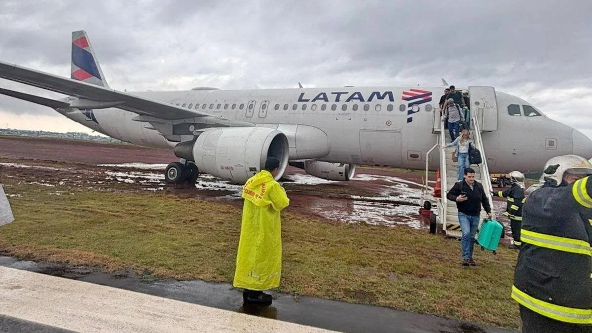 Avião da Latam com 151 pessoas sai da pista em pouso no Paraná