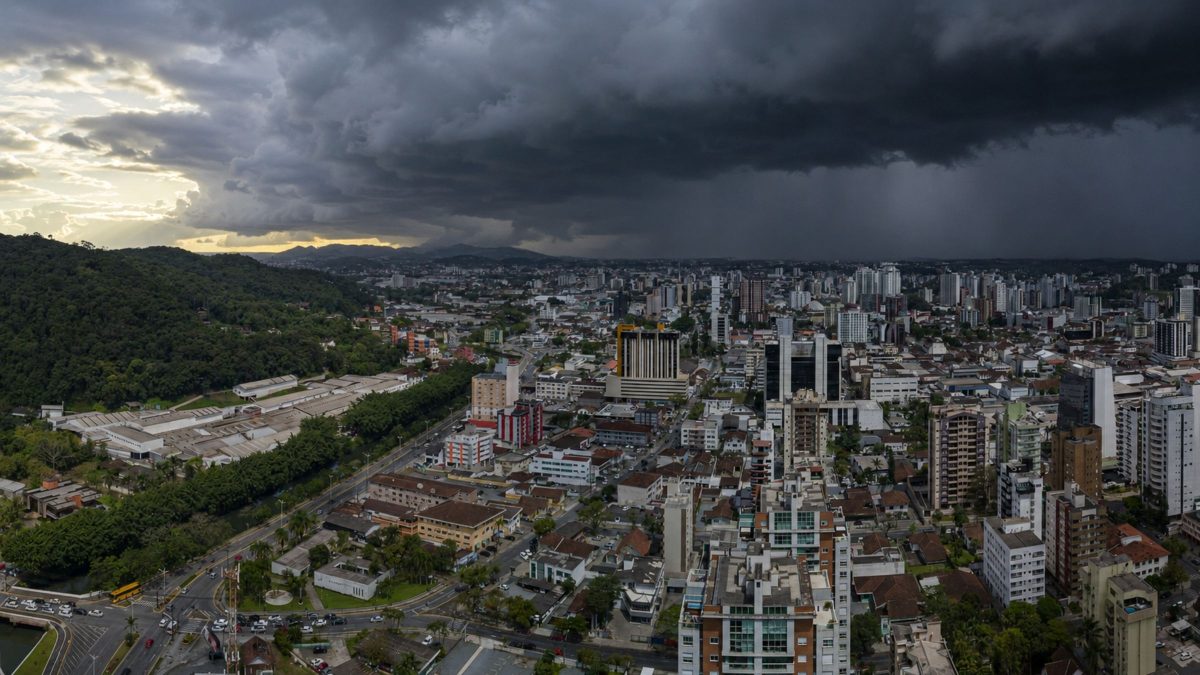 Chuva não dá trégua e Joinville entra em alerta amarelo para risco de deslizamento e alagamentos