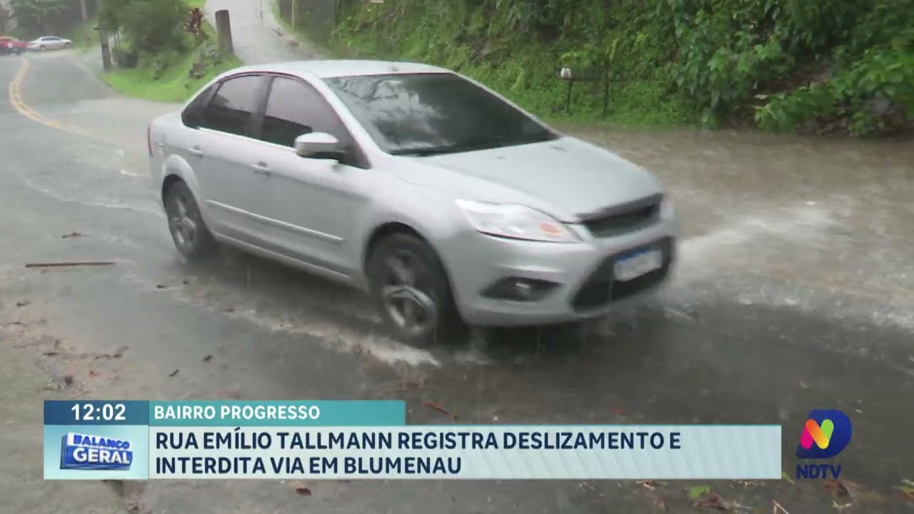 Bairro Progresso: rua Emílio Tallmann registra deslizamento e interdita via em Blumenau