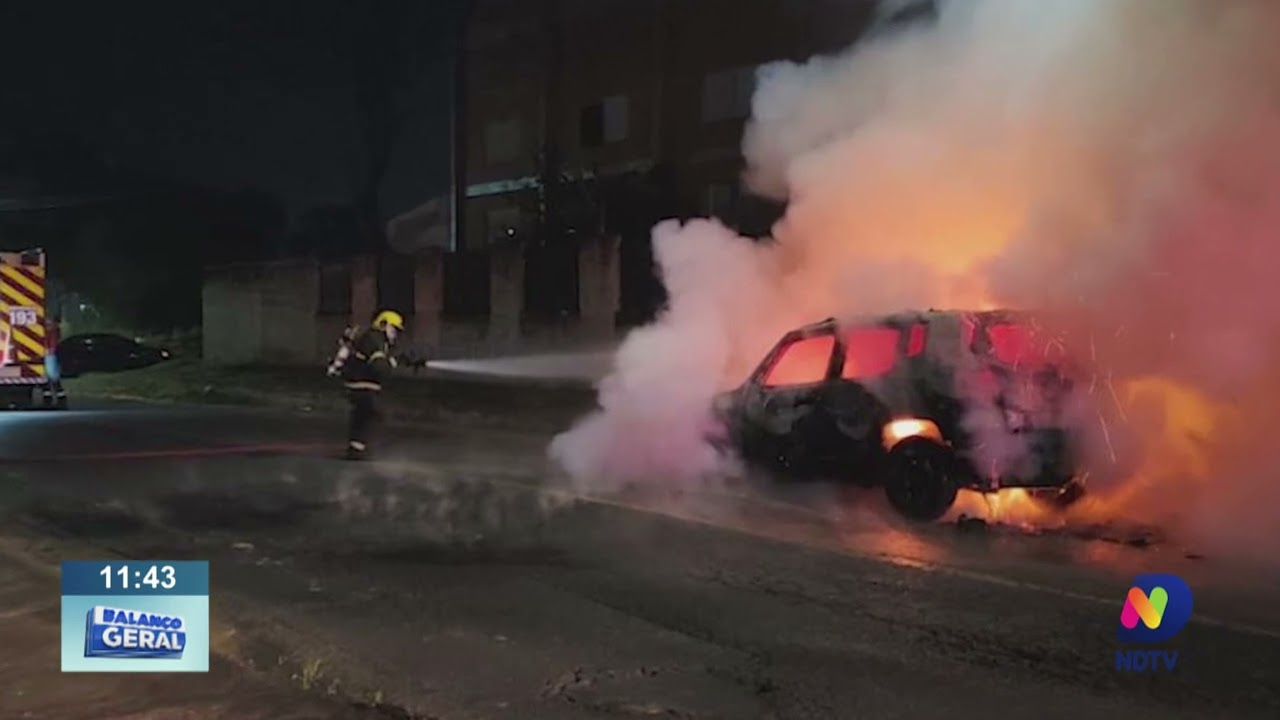 Gaspar: carro fica destruído após incêndio