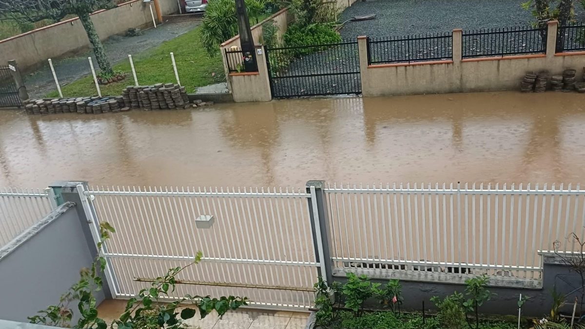 Temporal causa alagamentos e obriga prefeitura a suspender aulas em cidade de SC