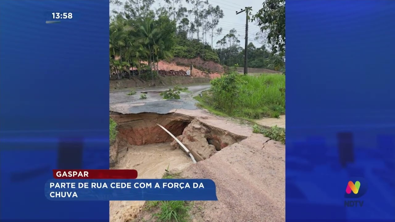 Gaspar: parte de rua cede com a força da chuva