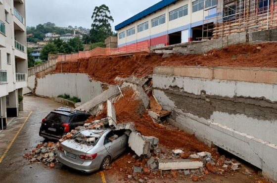 Deslizamento ao lado de escola derruba parede de garagem, atinge carros e Estado é responsabilizado em 50%