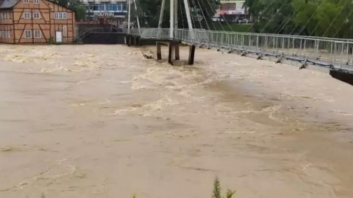 Nível de rio sobe mais de 1,2 metro em 6 horas e ultrapassa cota de alto risco em SC