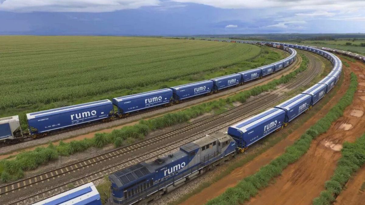 Maior fábrica de celulose do mundo que gera até 20 mil empregos avança e recebe primeiros vagões de linha de trem própria de 47 km no Brasil