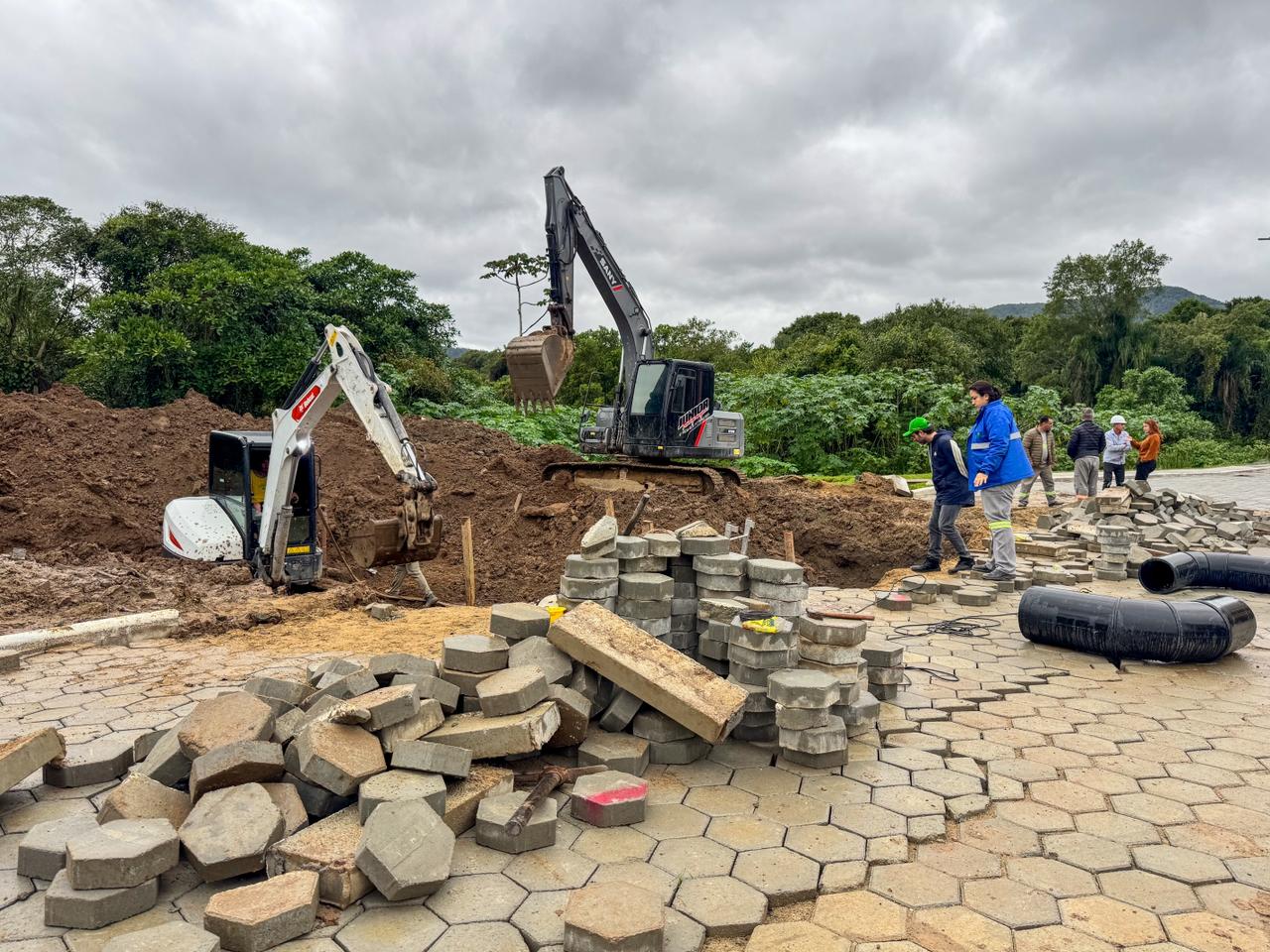 Ligação de emissários à nova estrutura da ETE segue nesta semana em Balneário Camboriú