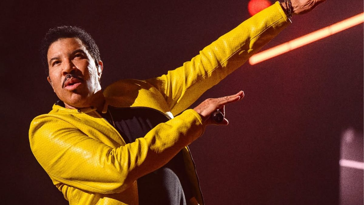 Lionel Richie passa mal durante show e é internado nos EUA; médicos investigam possível quadro de desidratação