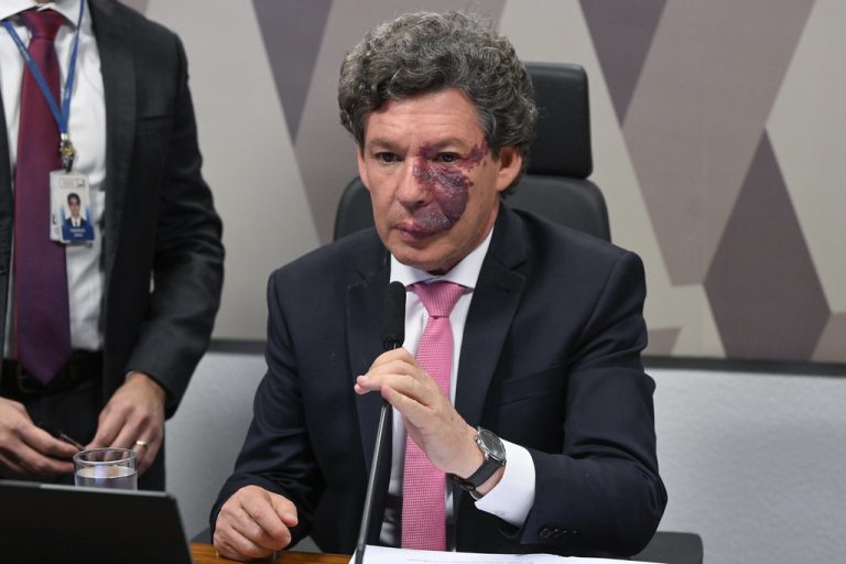 Comissão Mista adia para esta terça-feira votação do fim da "taxa das blusinhas"