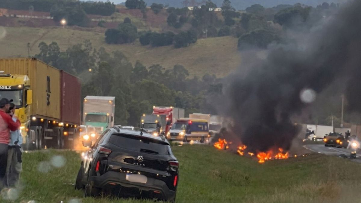 Três carretas colidem com carro; uma delas explode e mata passageiro na BR-381 em São Paulo