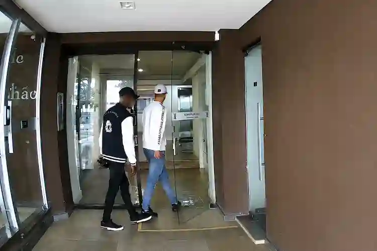 Dupla invade condomínio e leva R$ 300 mil entre dinheiro e joias em Balneário Camboriú