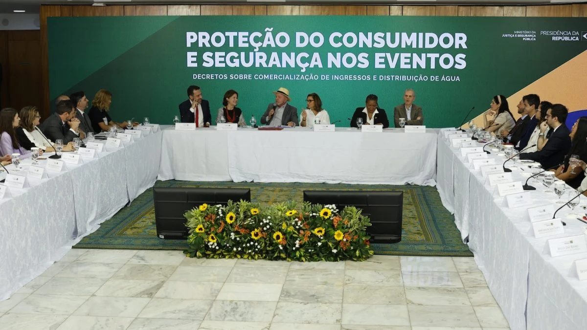 Lula diz que linhas aéreas deveriam permitir transferência de passagem