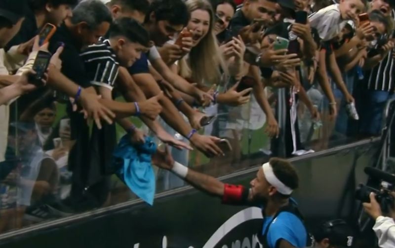 Corinthians repudia ofensas a criança que ganhou camisa de Neymar na Arena