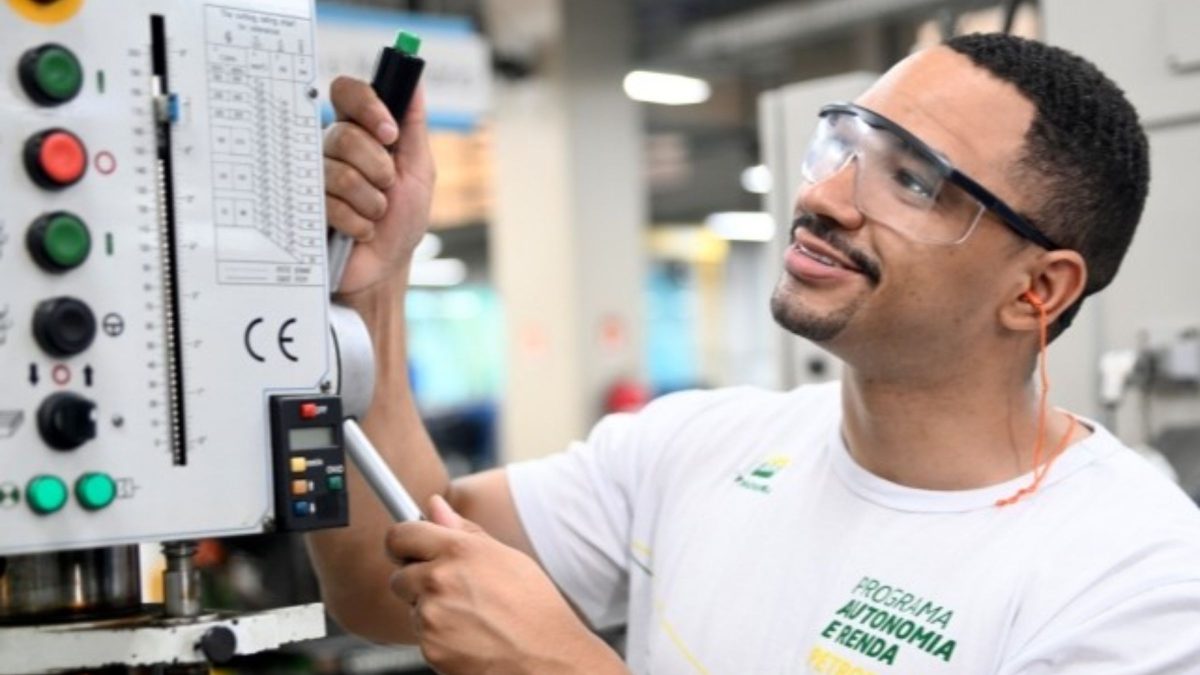 7 mil vagas: Petrobras paga bolsa mensal de até R$ 858,00 para brasileiros fazerem cursos gratuitos de qualificação profissional