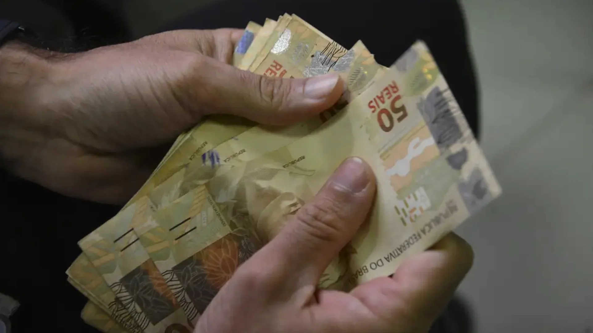 Governo projeta Selic média de 12,53% e juros de R$ 826,2 bi em 2027