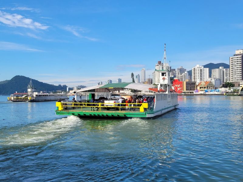 Carros da prefeitura devem poder furar a fila do ferry boat?