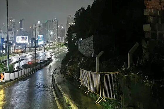 Moradores relatam pedras rolando no morro do Cristo Luz durante chuva em BC