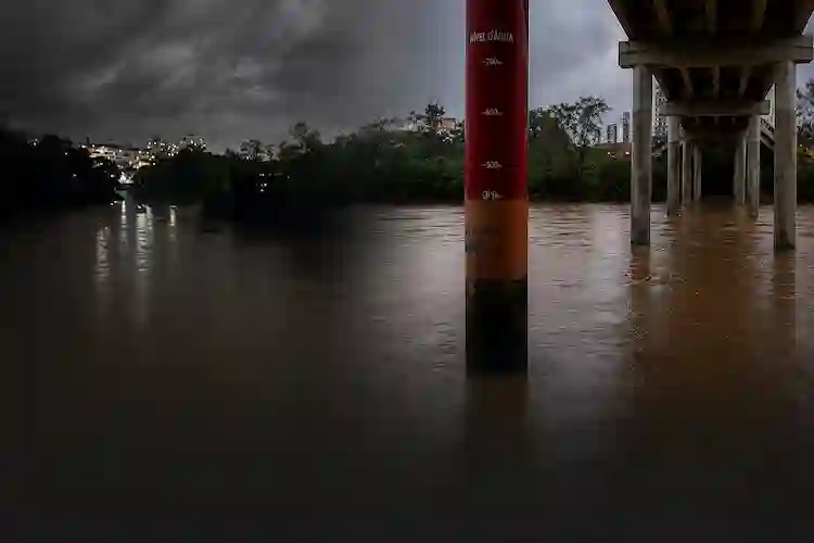 Rio Itajaí-Açu sobe até 20 centímetros por hora e preocupa o Alto Vale do Itajaí