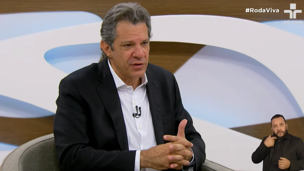 “Flávio não consegue explicar rachadinha”, diz Haddad