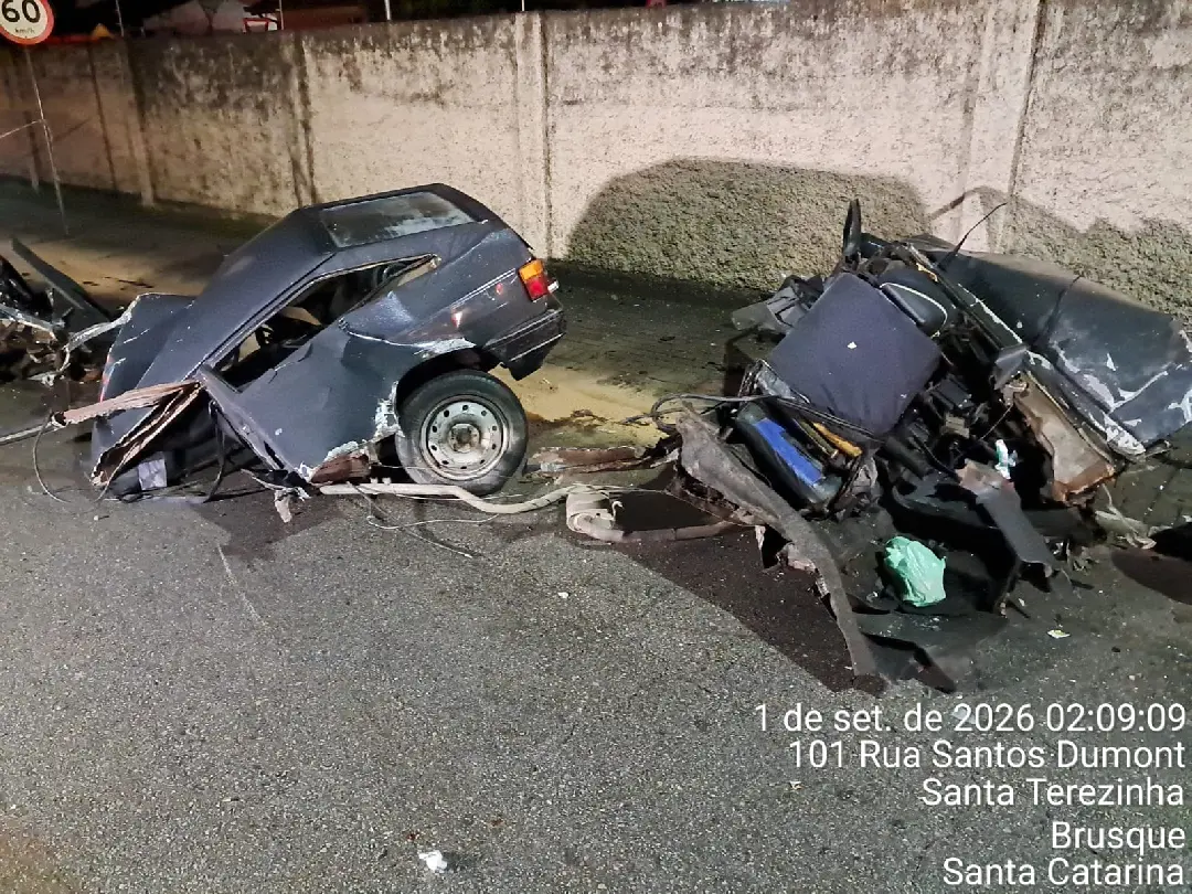 Carro parte ao meio após bater contra poste e deixa um morto e dois feridos