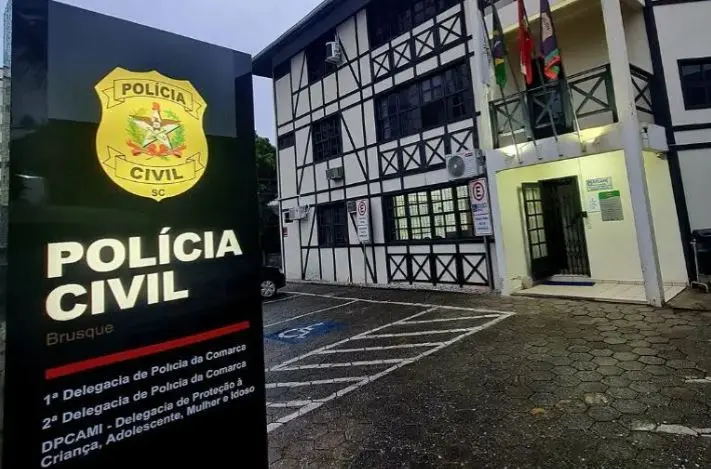 Mulher é presa em flagrante por suspeita de tráfico de drogas em Brusque